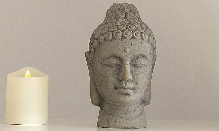 Buddhakopf mit Kerze